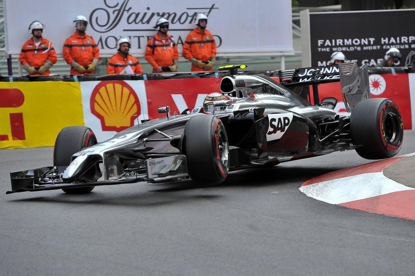 Kevin Magnussen de McLaren Mercedes. Pilotos y equipos entrenan en Montecarlo para la gran carrera de Mónaco.