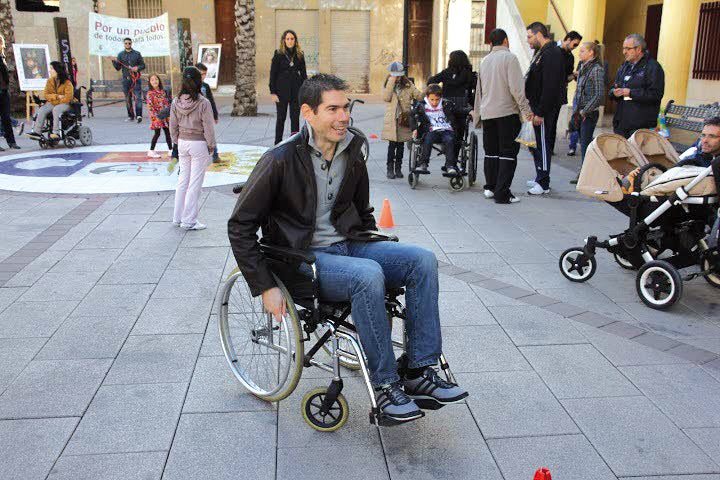 Cercano. En una silla de ruedas el día internacional de las personas discapacitadas en Albatera, en 2012.