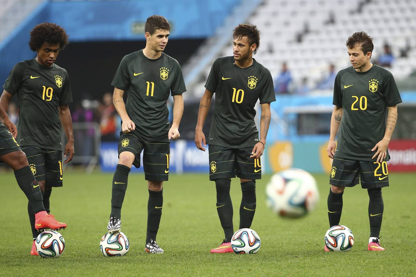 Willian, Oscar, Neymar y Bernard charlan durante el entrenamiento. Algunos jugadores comentan sus expectativas e inquietudes antes del estreno