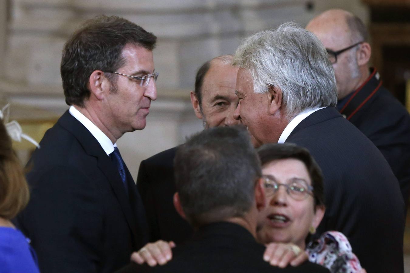 El presidente de la Xunta de Galicia, Alberto Núñez Feijóo, conversa con el expresidente del Gobierno Felipe González, en presencia del secretario general del PSOE, Alfredo Pérez Rubalcaba.