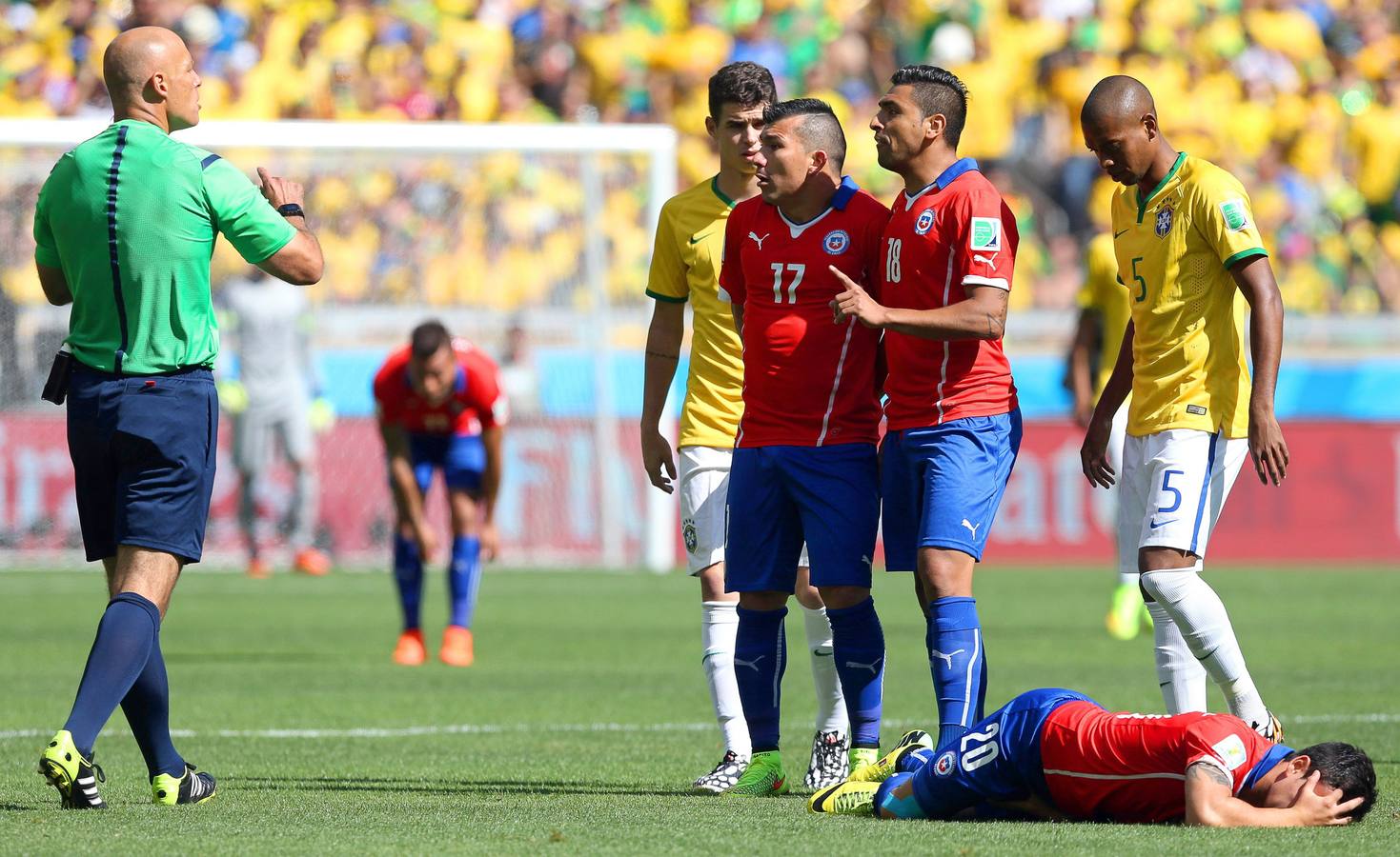 Howard Webb pita una falta a favor de Chile.