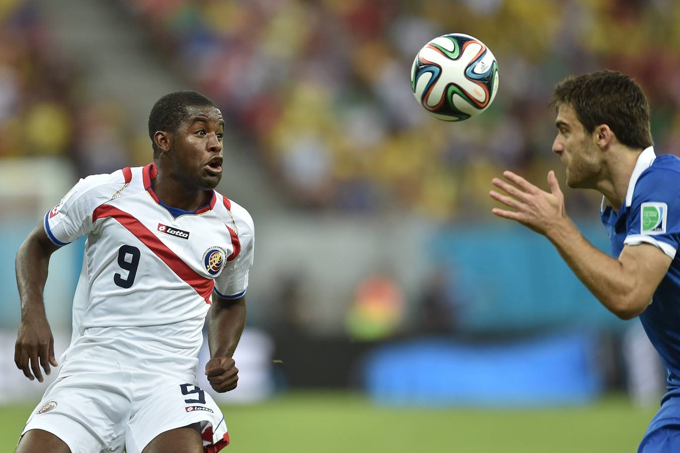 Joel Campbell intenta frenar a Sokratis Papastathopoulos.