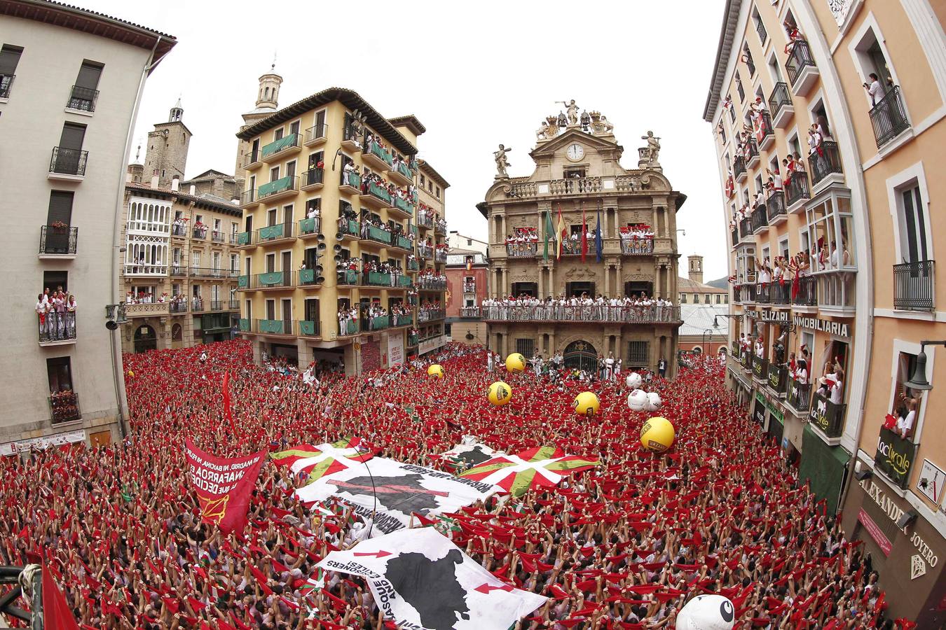 El chupinazo abre las fiestas de San Fermín