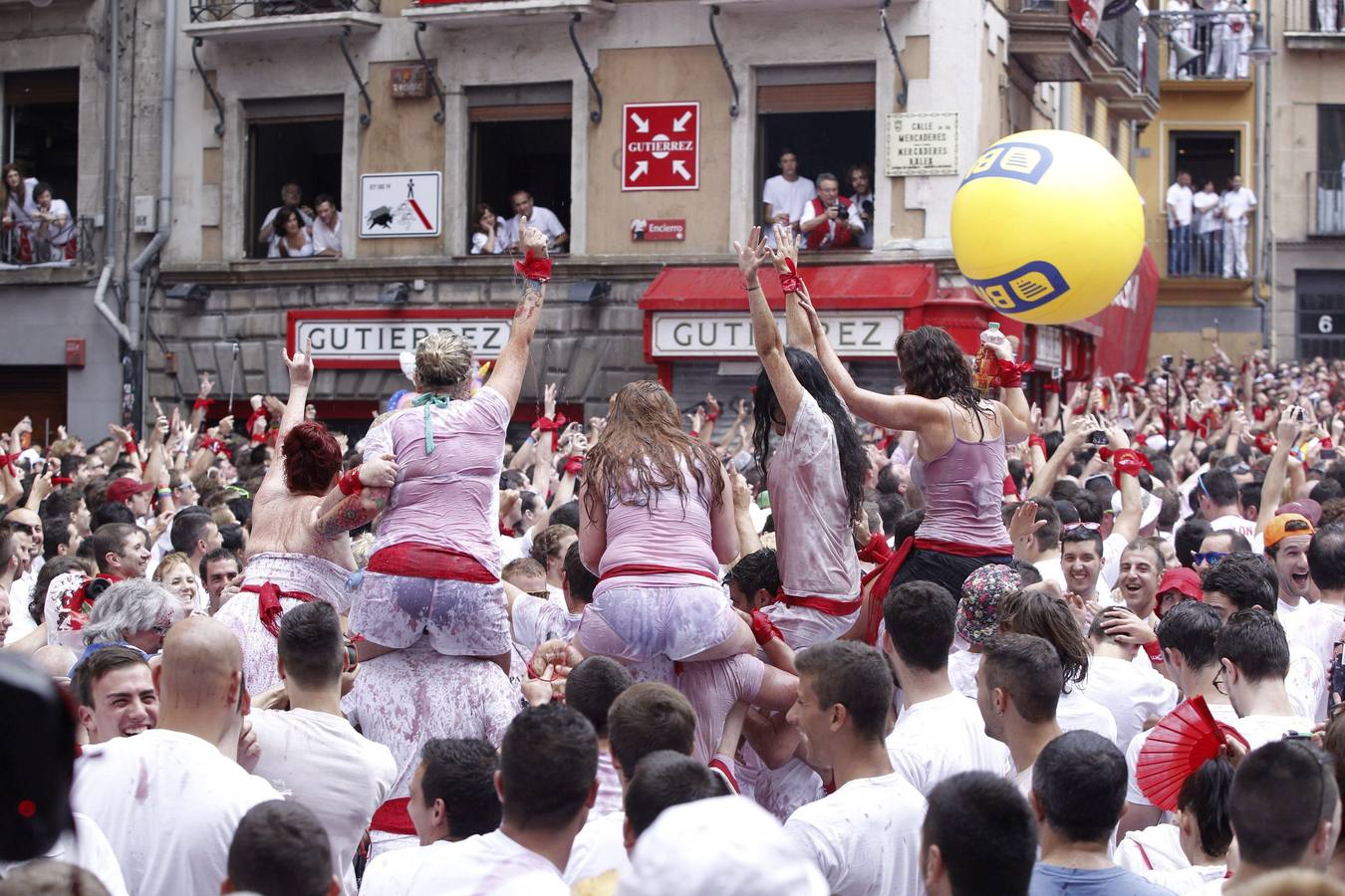 El chupinazo abre las fiestas de San Fermín