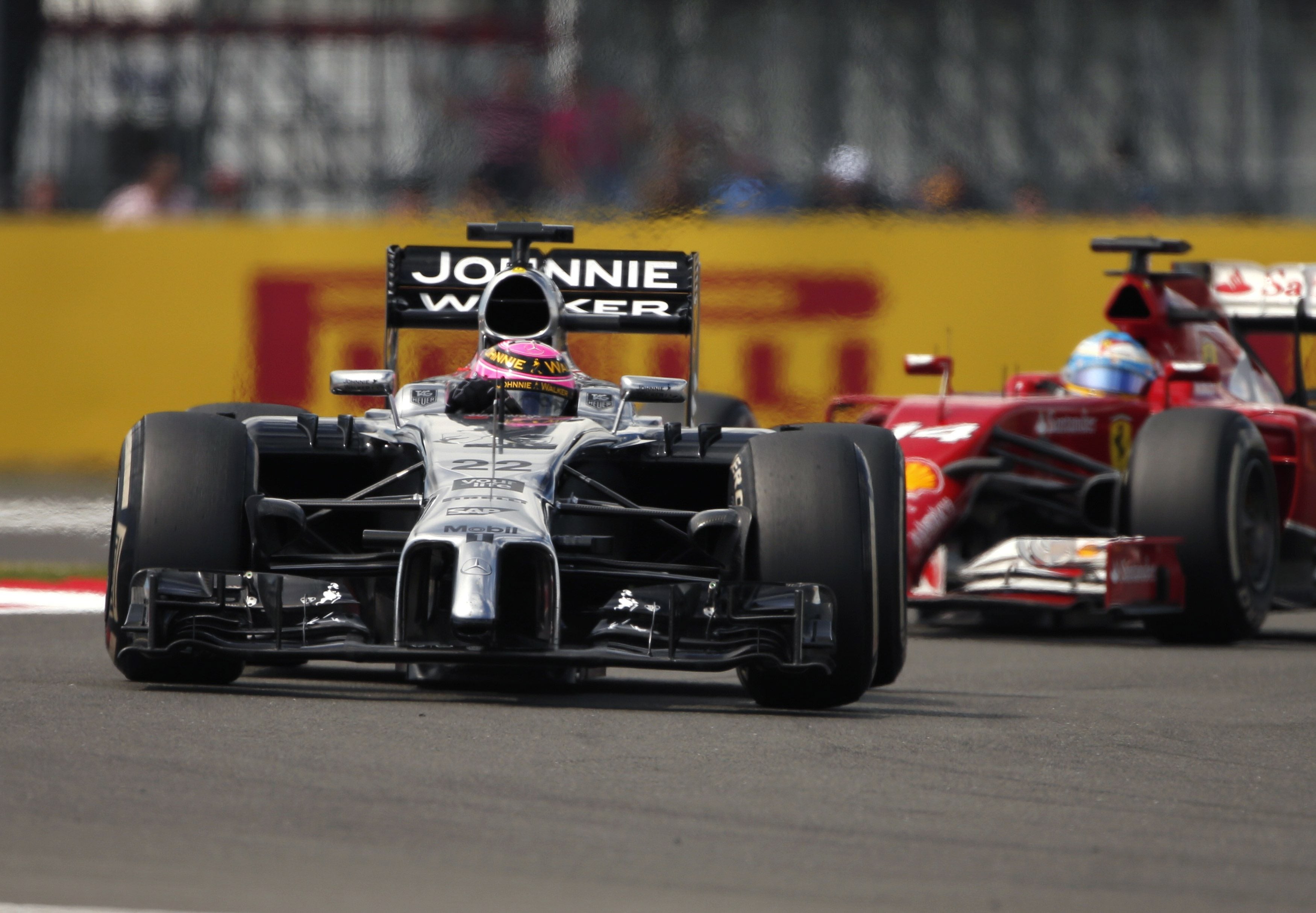 Jenson Button (i) conduce por delante del español Fernando Alonso.