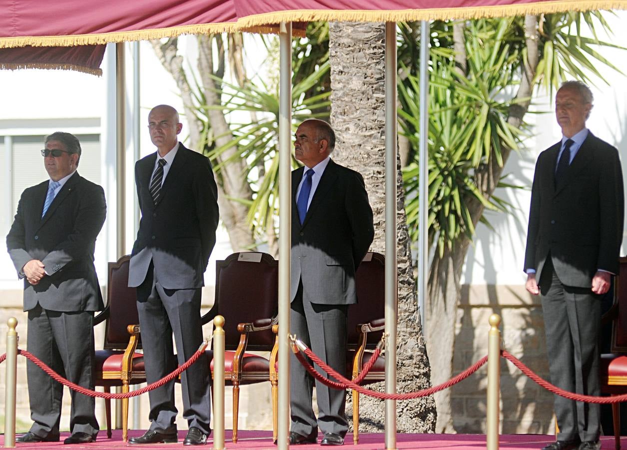 El ministro de Defensa pasa revista en la AGA