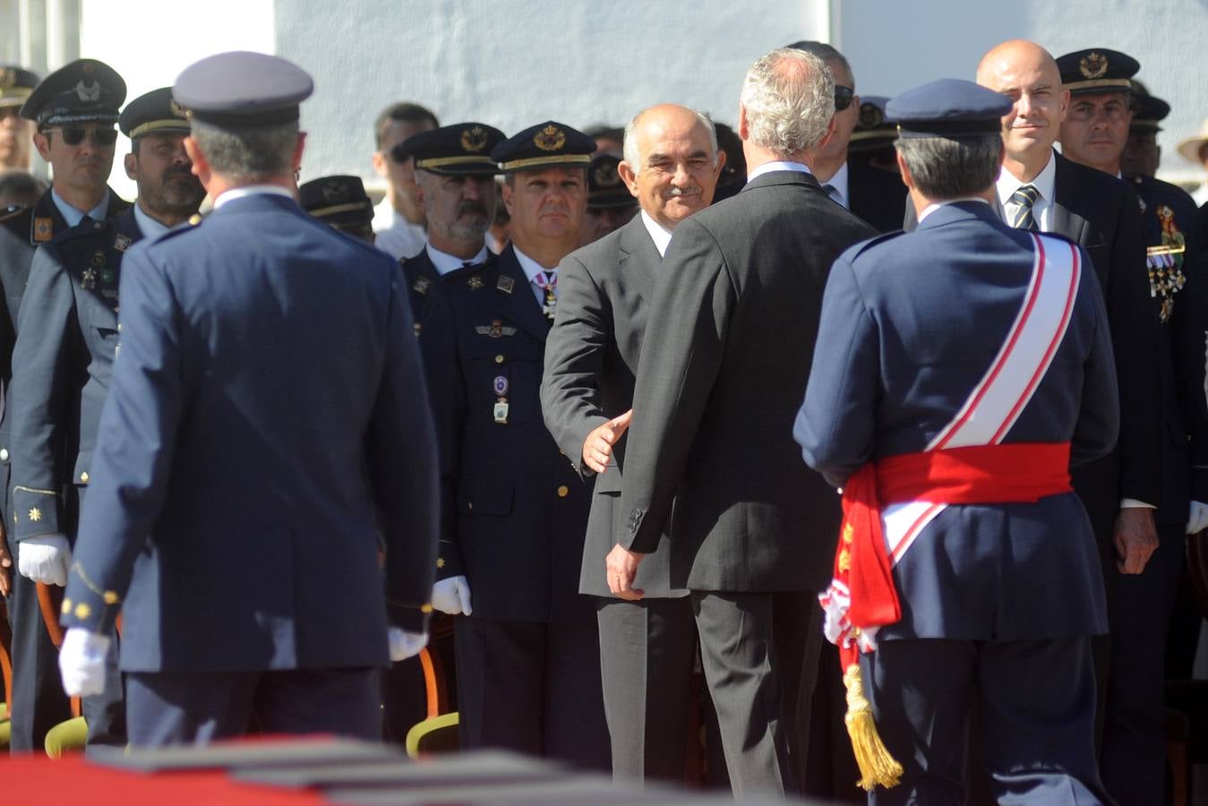 El ministro de Defensa pasa revista en la AGA