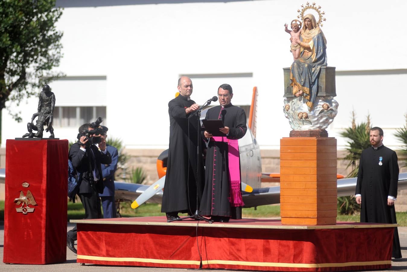 El ministro de Defensa pasa revista en la AGA