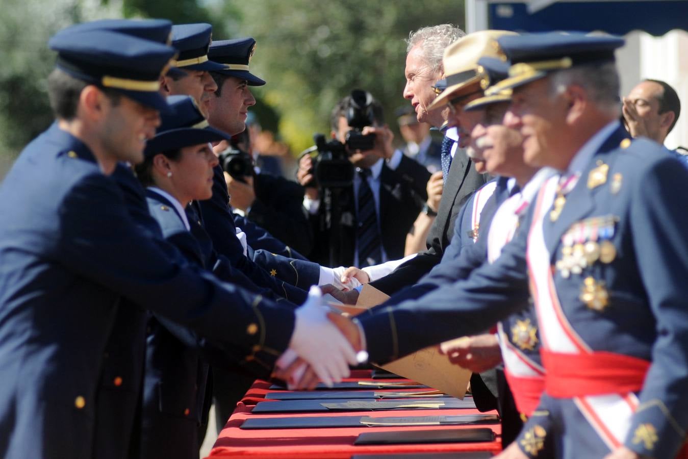 El ministro de Defensa pasa revista en la AGA