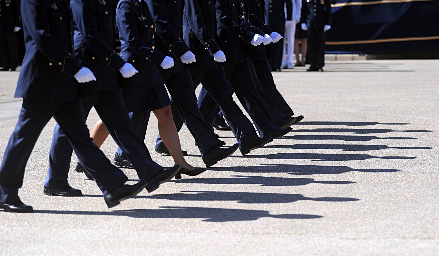 El ministro de Defensa pasa revista en la AGA