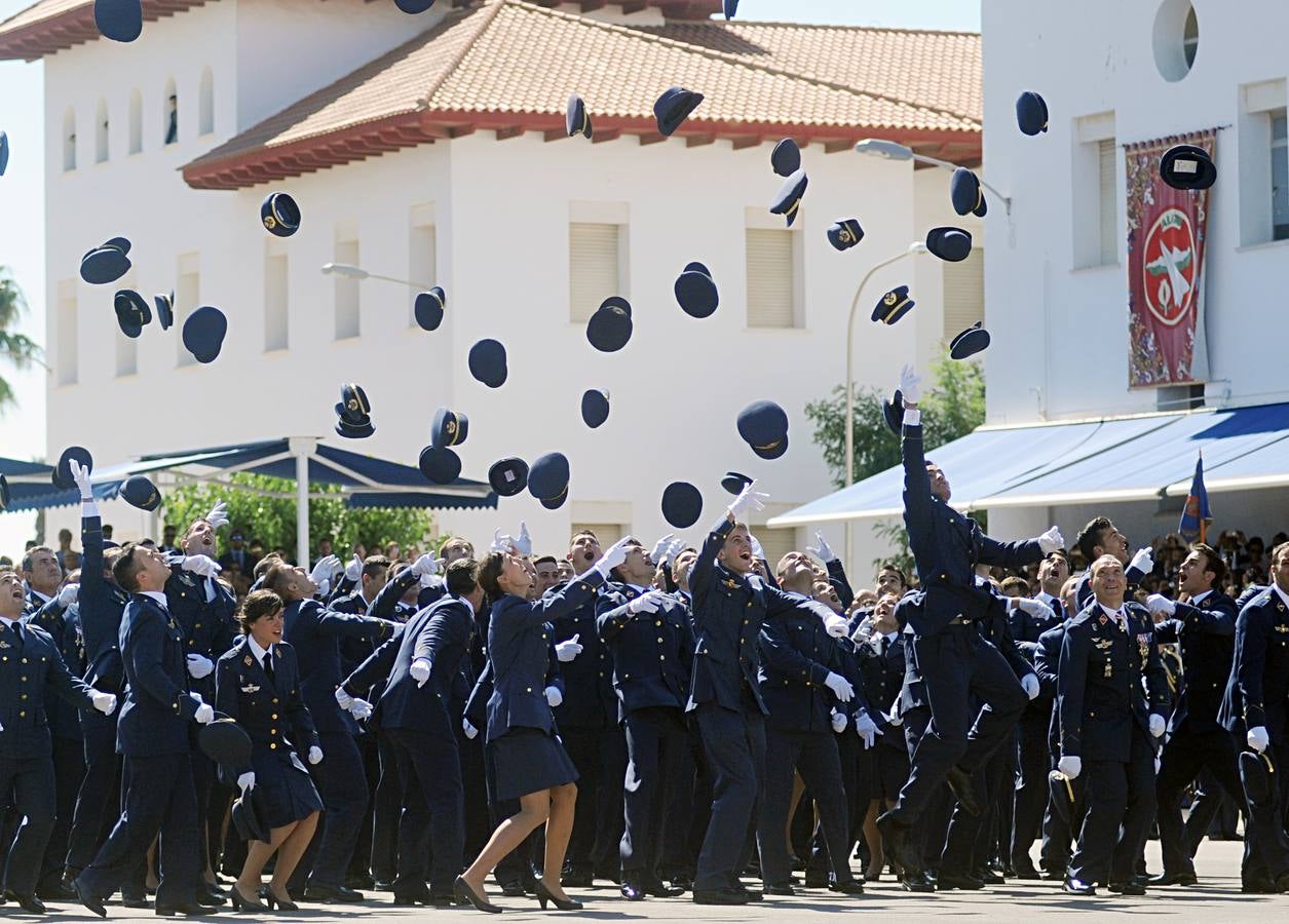El ministro de Defensa pasa revista en la AGA