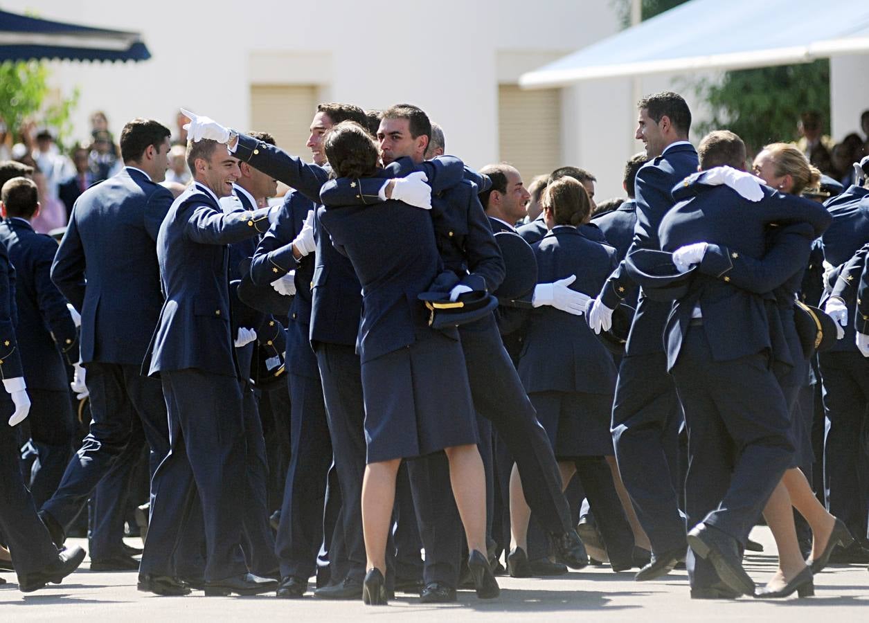 El ministro de Defensa pasa revista en la AGA