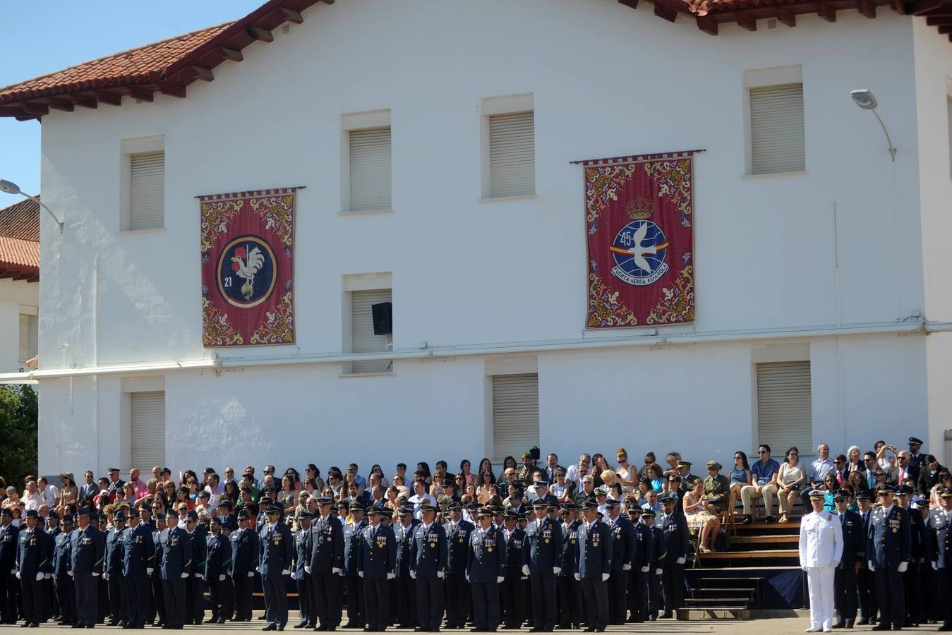 El ministro de Defensa pasa revista en la AGA