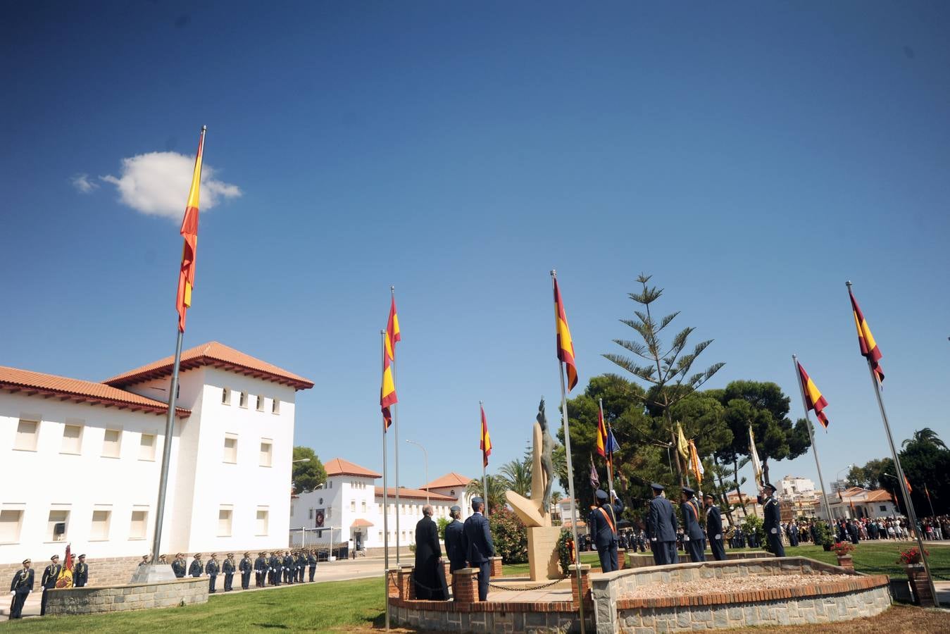 El ministro de Defensa pasa revista en la AGA