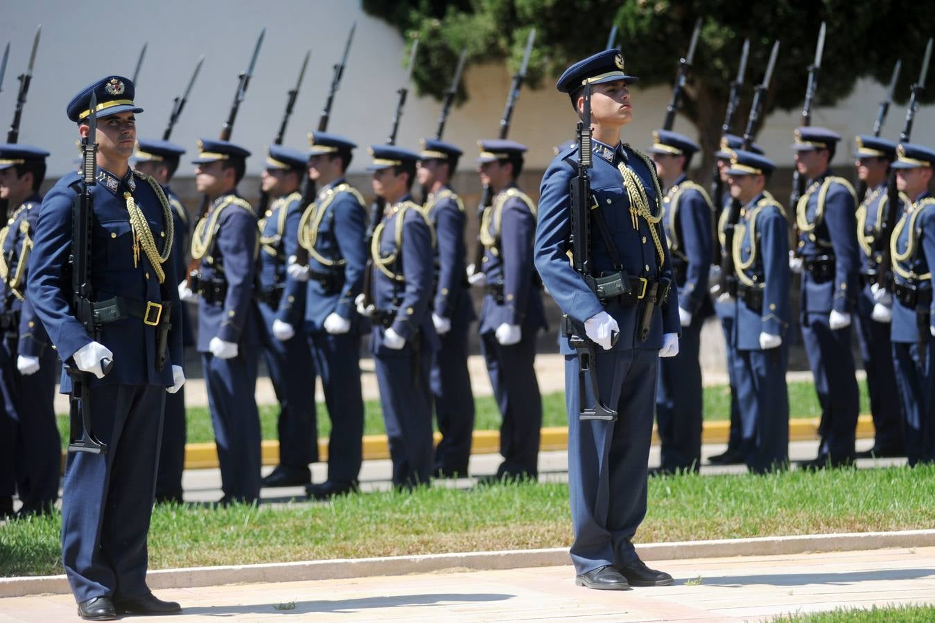 El ministro de Defensa pasa revista en la AGA