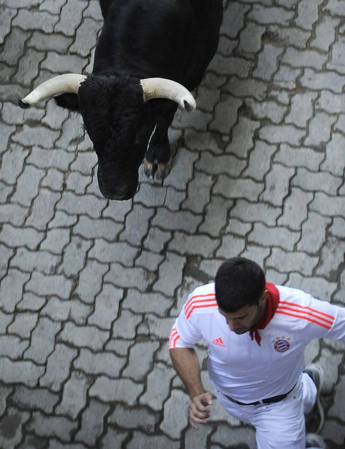 Segundo encierro con los toros de Dolores Aguirre. Los toros sevillanos de la ganadera vasca han realizado una carrera muy limpia y noble.