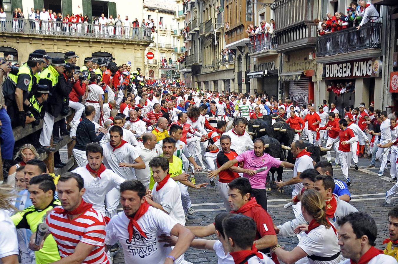 Segundo encierro con los toros de Dolores Aguirre. Los toros sevillanos de la ganadera vasca han realizado una carrera muy limpia y noble.