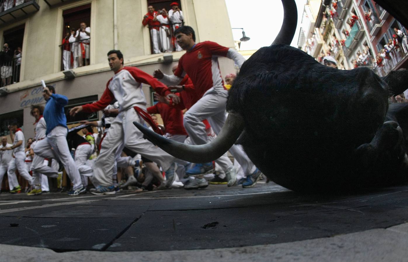 Segundo encierro con los toros de Dolores Aguirre. Los toros sevillanos de la ganadera vasca han realizado una carrera muy limpia y noble.