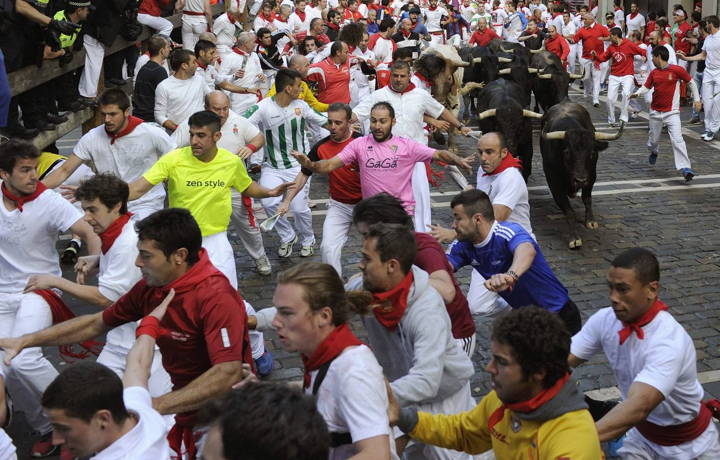 Segundo encierro con los toros de Dolores Aguirre. Los toros sevillanos de la ganadera vasca han realizado una carrera muy limpia y noble.