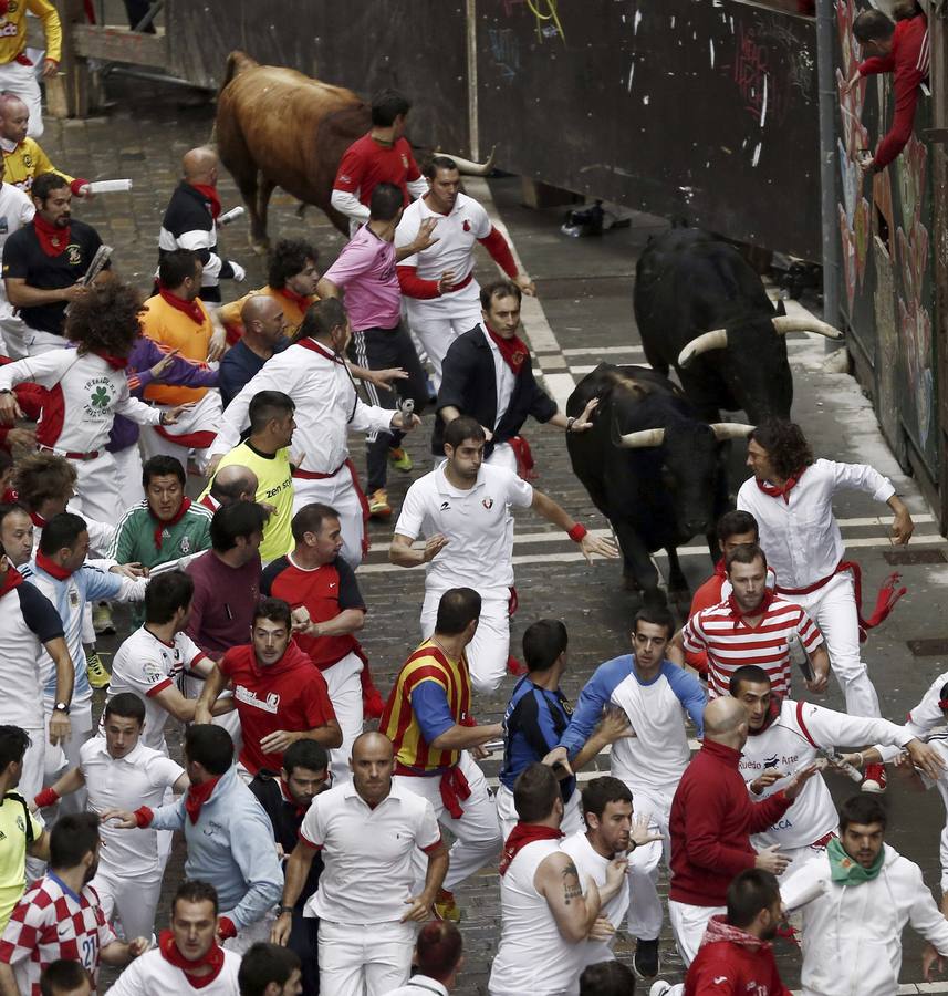 Peligroso encierro. Los toros de Victoriano del Río han protagonizado un encierro peligroso.