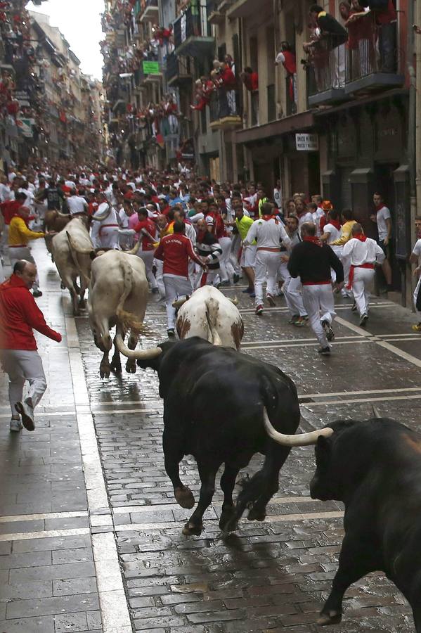 Peligroso encierro. Los toros de Victoriano del Río han protagonizado un encierro peligroso.