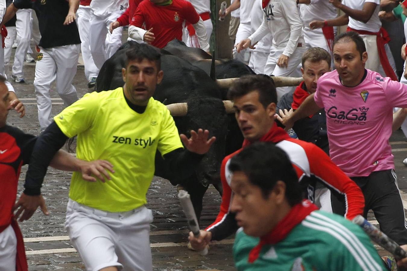 Peligroso encierro. Los toros de Victoriano del Río han protagonizado un encierro peligroso.