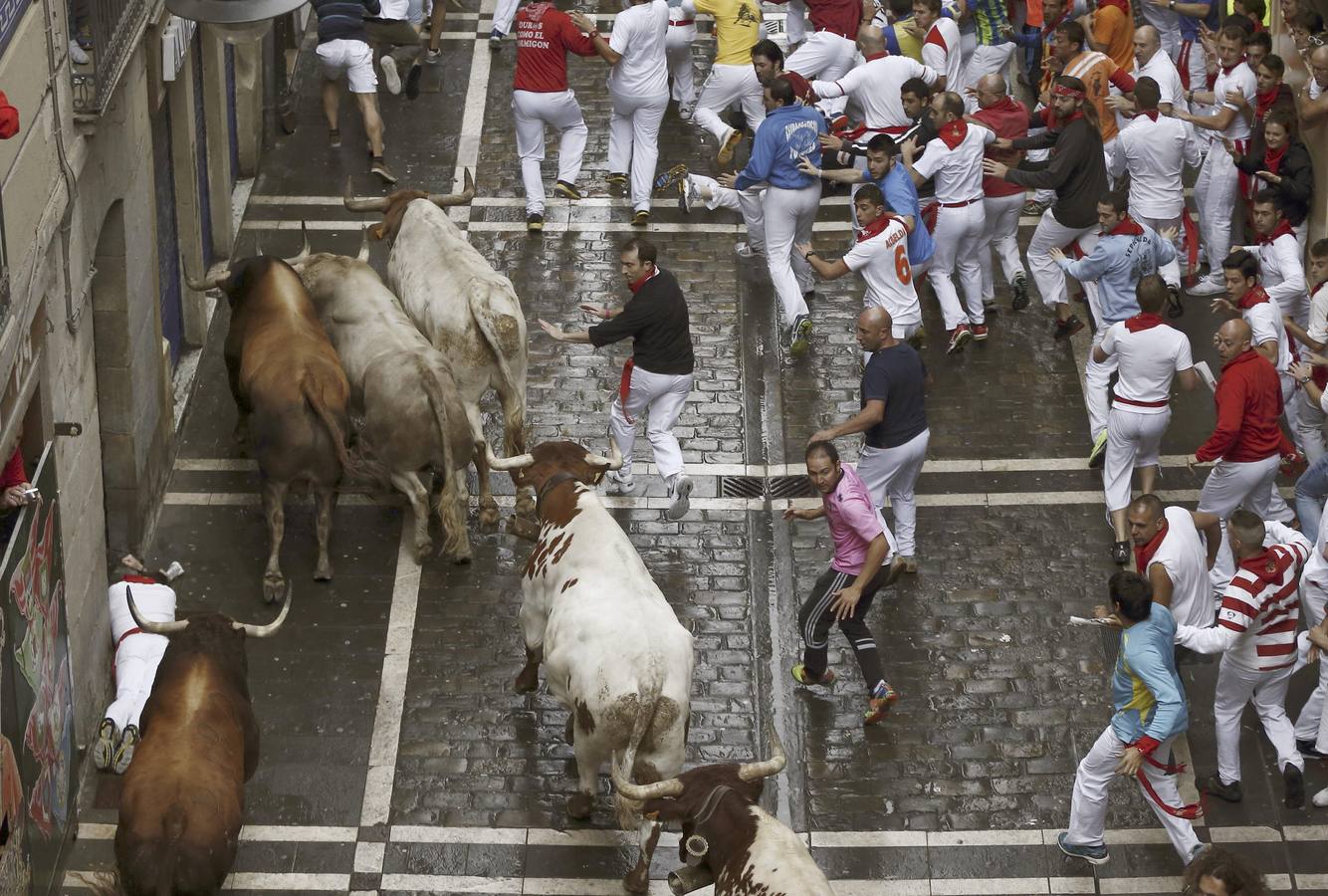 Los Fuente Ymbro, nobles y rápidos. El encierro, a pesar de la lluvia y de la multitud de mozos, ha dejado bonitas carreras.