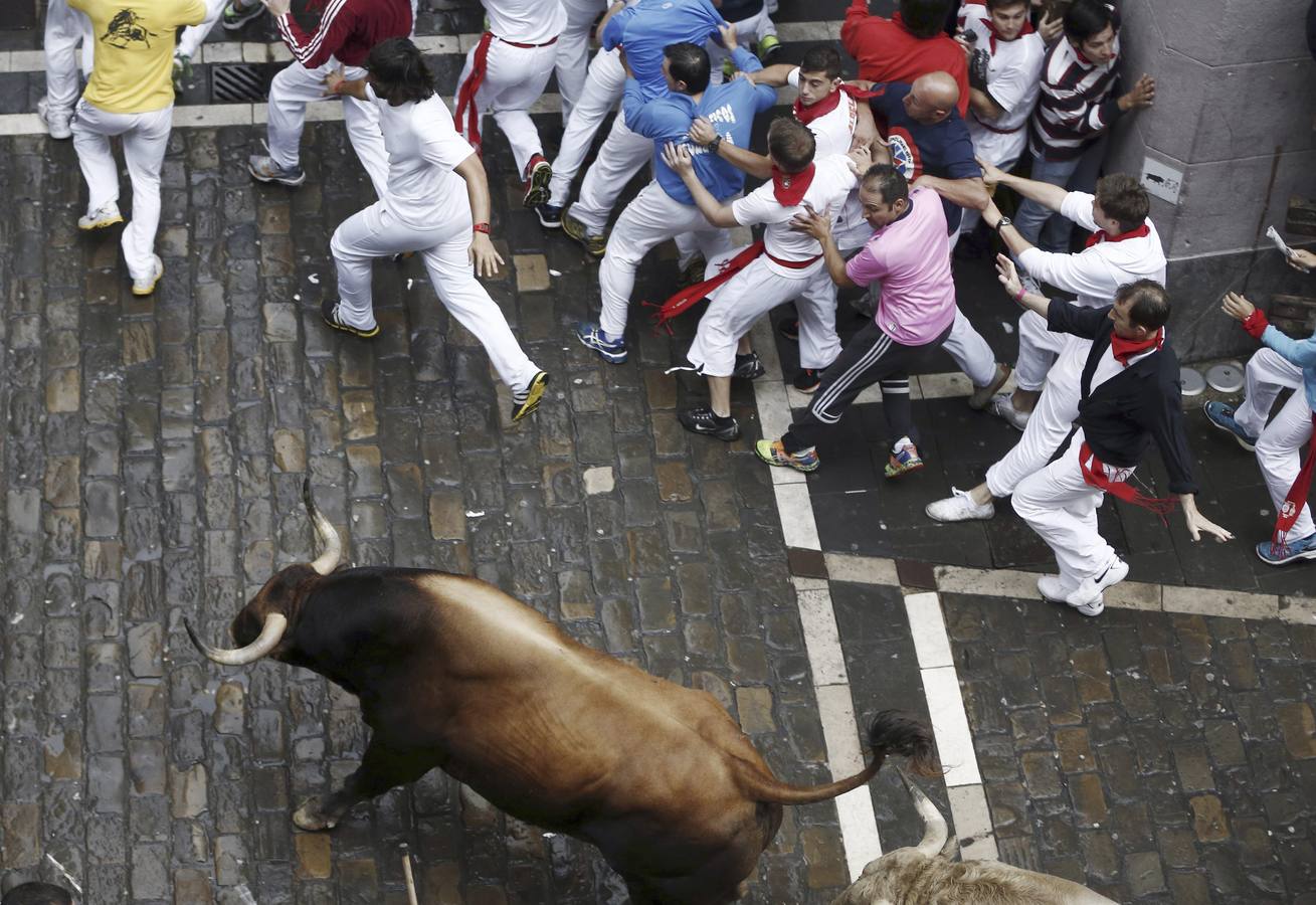 Los Fuente Ymbro, nobles y rápidos. El encierro, a pesar de la lluvia y de la multitud de mozos, ha dejado bonitas carreras.