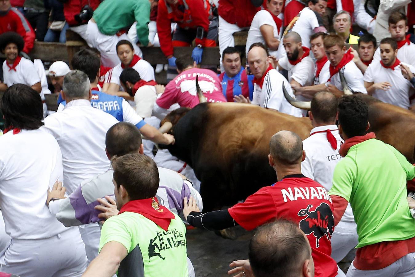 Los Fuente Ymbro, nobles y rápidos. El encierro, a pesar de la lluvia y de la multitud de mozos, ha dejado bonitas carreras.