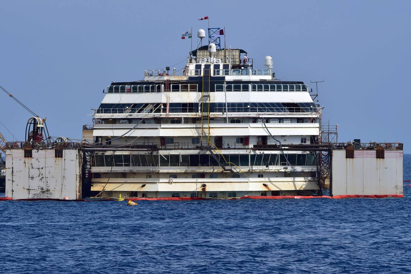 Comienza el reflotamiento del 'Costa Concordia'. Ha comenzado la operación destinada a desencallar, enderezar, reflotar y desguazar el crucero siniestrado.