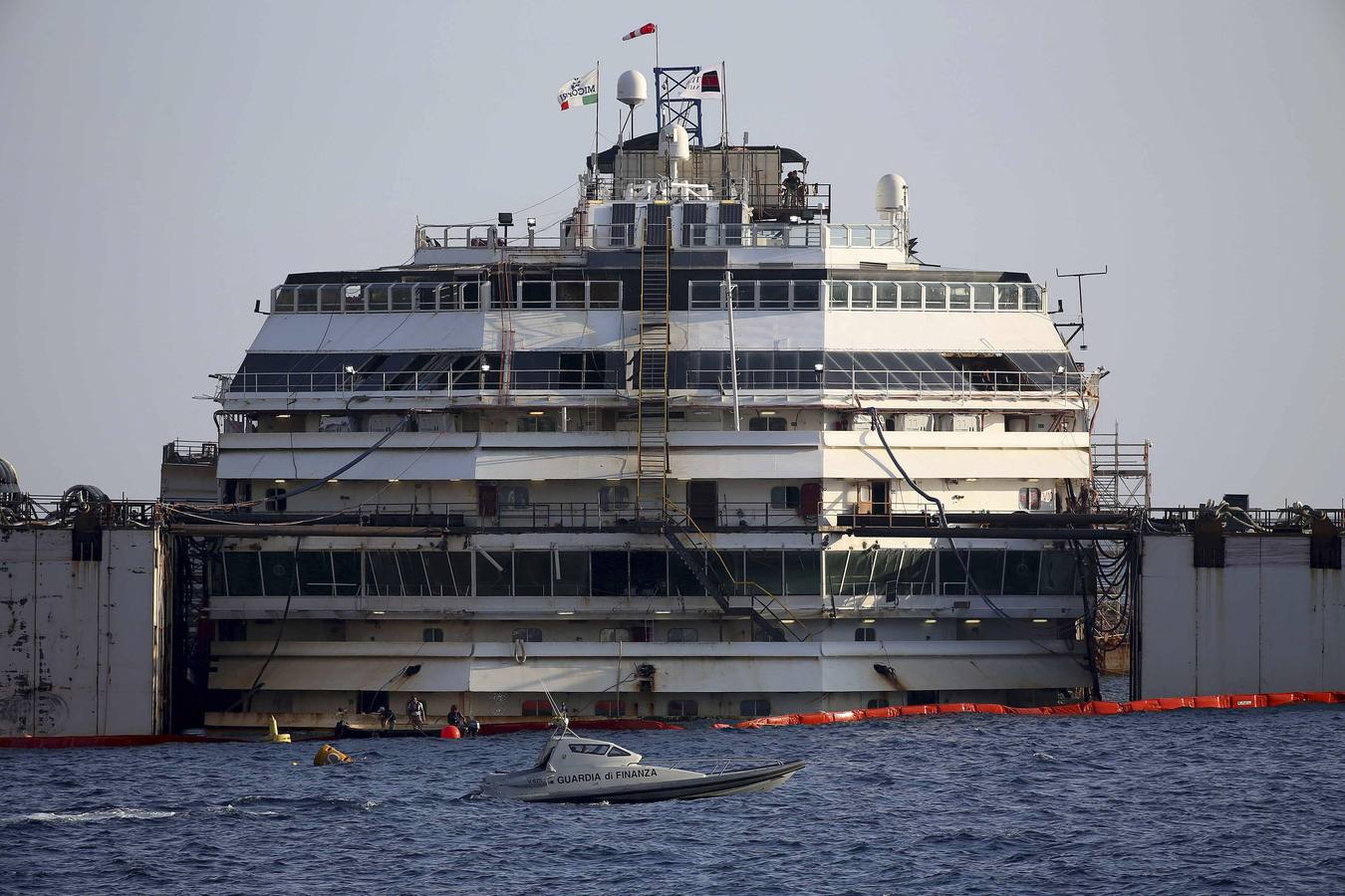 Comienza el reflotamiento del 'Costa Concordia'. Ha comenzado la operación destinada a desencallar, enderezar, reflotar y desguazar el crucero siniestrado.