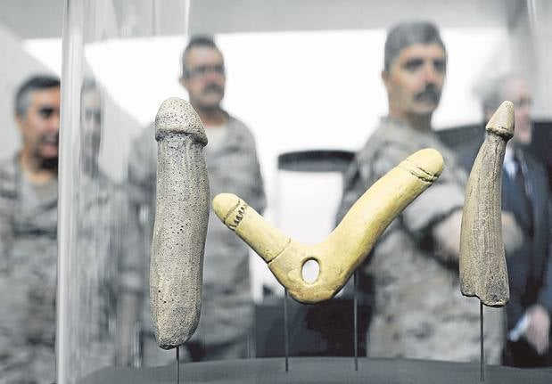 Una serie de falos, en la exposición de la Fundación Atapuerca.