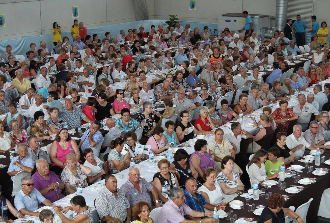 Mensajeros de la Paz reúne a mil personas mayores en una comida en Cabezo Beaza, con el Padre Ángel como anfitrión.