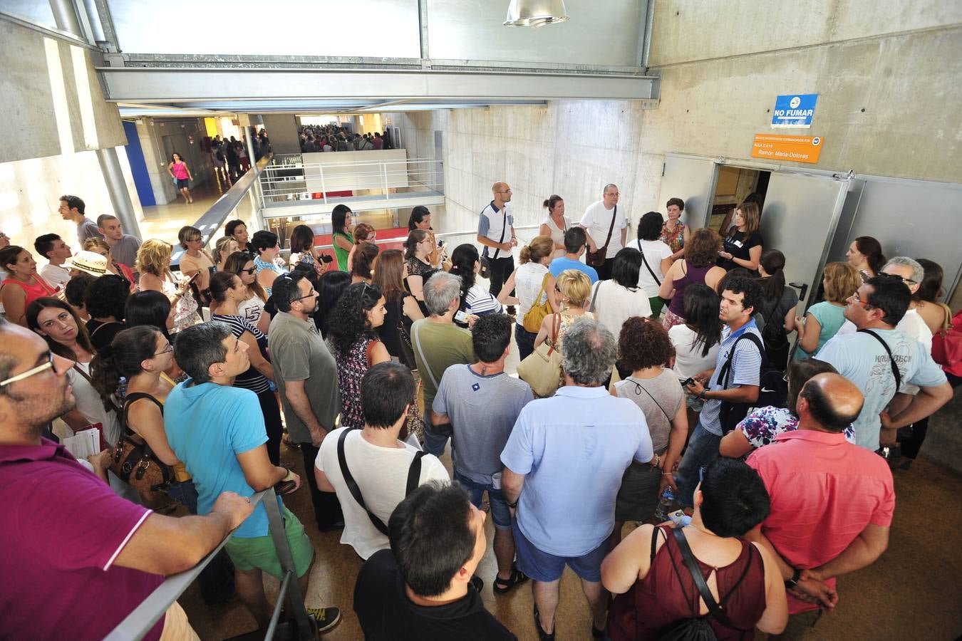 Un numeroso grupo de opositores a celador, en la facultad de Económicas, a la espera de ser nombrados para entrar en el aula a examinarse.