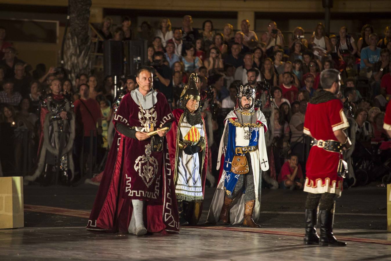 Pequeños y mayores disfrutan de los Moros y Cristianos de Elche