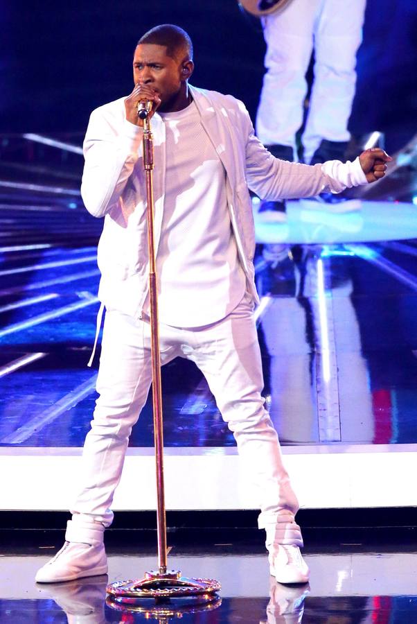 Usher actúa durante la ceremonia.