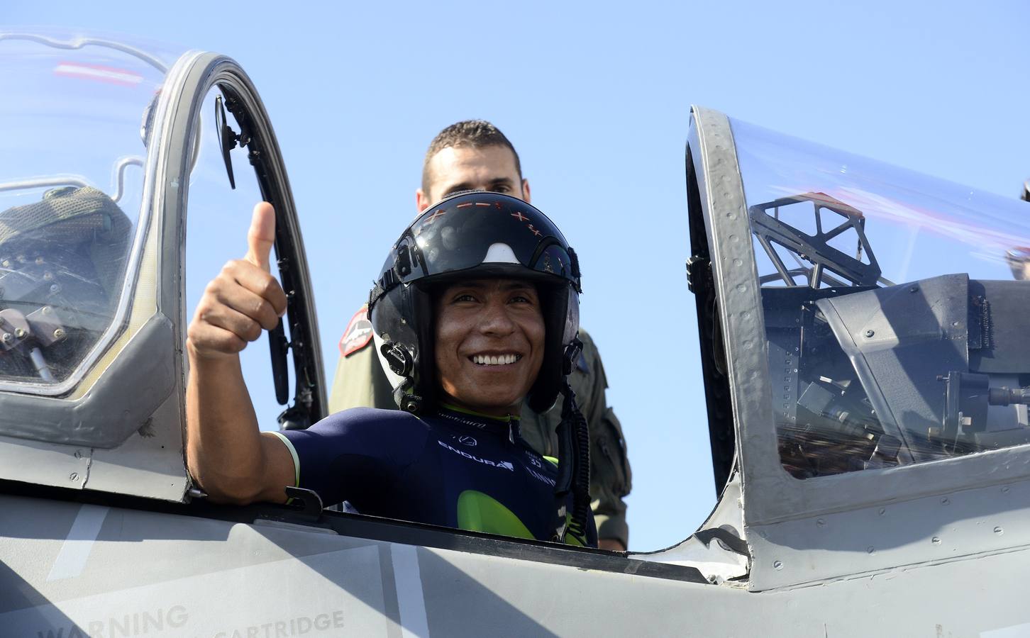 Nairo Quintana subido en el portaaviones.