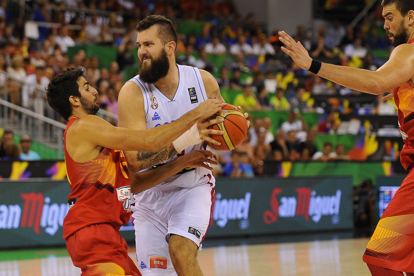 Raduljica trata de zafarse de Ricky Rubio.