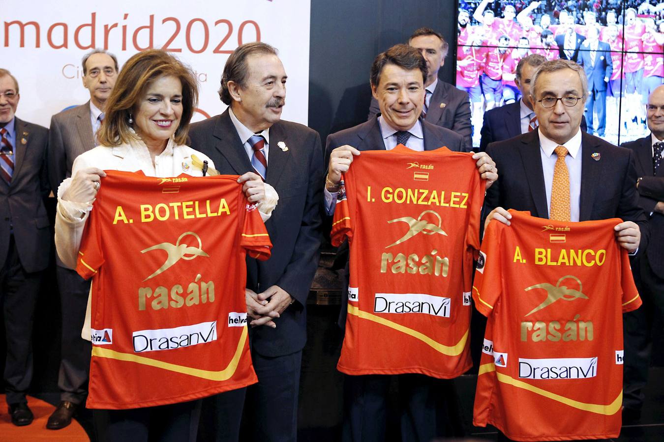 Ignacio González, Ana Botella y Alejandro Blanco sostienen camisetas de la selección española de balonmano.