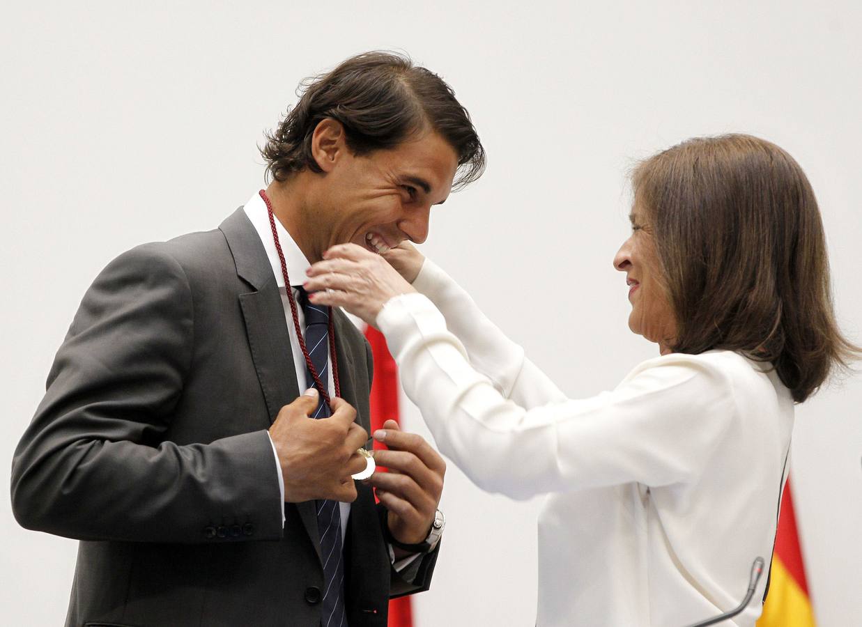 El tenista Rafael Nadal recibe de manos de la alcaldesa de Madrid, Ana Botella, el título de Hijo Adoptivo de Madrid.