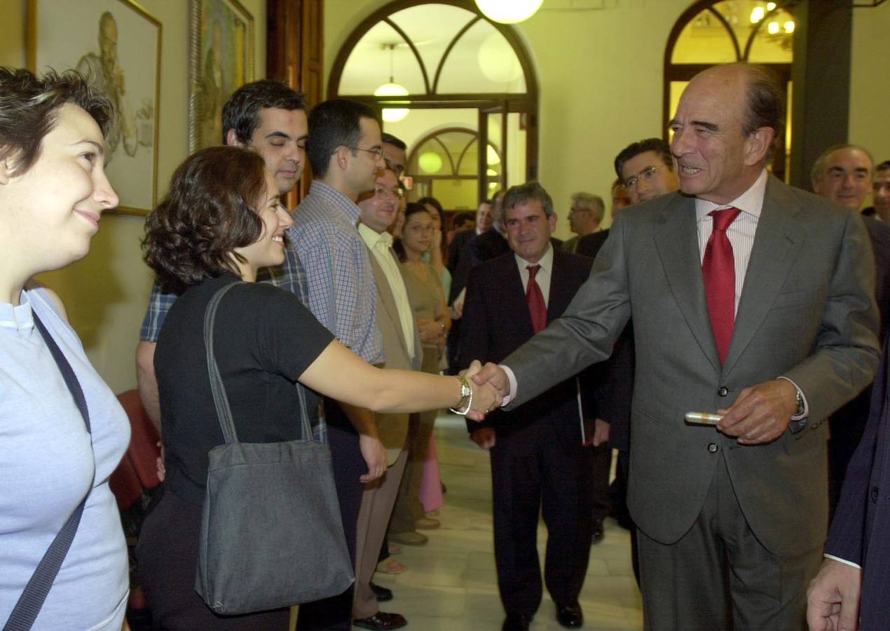 Emilio Botín saluda a los universitarios del proyecto Erasmus.