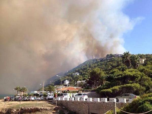 Un incendio en Xàbia y Dénia quema el Montgó y obliga a desalojar viviendas