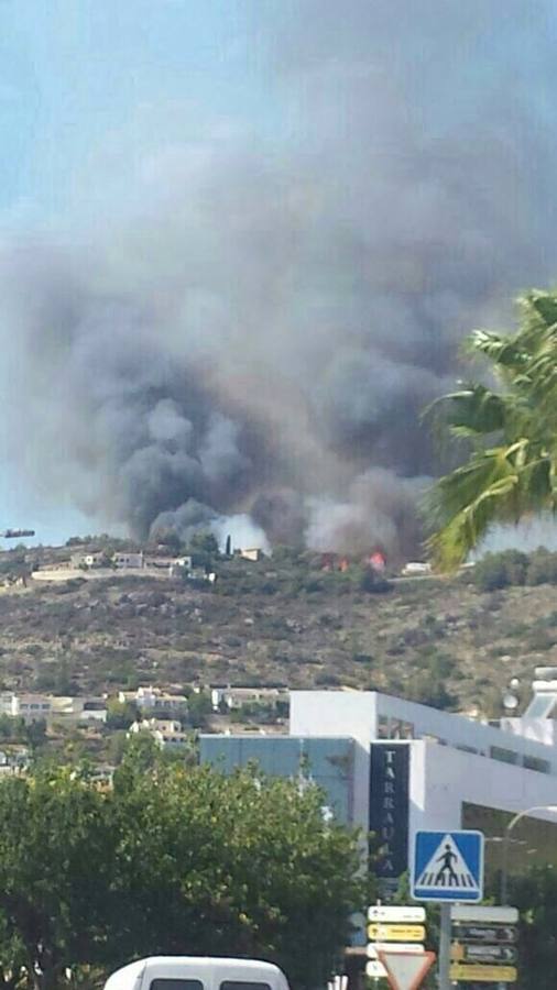 Un incendio en Xàbia y Dénia quema el Montgó y obliga a desalojar viviendas