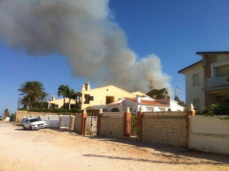 Un incendio en Xàbia y Dénia quema el Montgó y obliga a desalojar viviendas