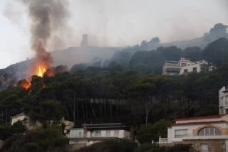 Un incendio en Xàbia y Dénia quema el Montgó y obliga a desalojar viviendas