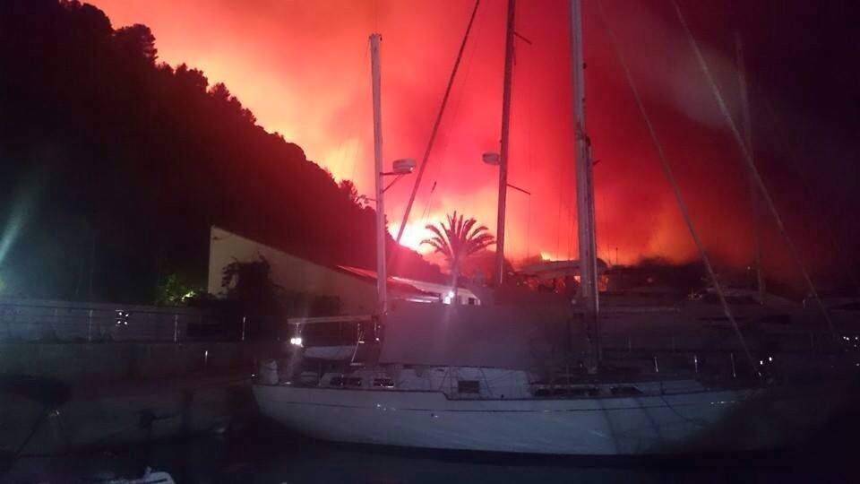 Un incendio en Xàbia y Dénia quema el Montgó y obliga a desalojar viviendas