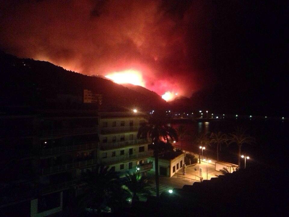 Un incendio en Xàbia y Dénia quema el Montgó y obliga a desalojar viviendas