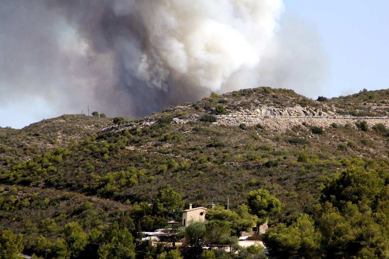 Un incendio en Xàbia y Dénia quema el Montgó y obliga a desalojar viviendas