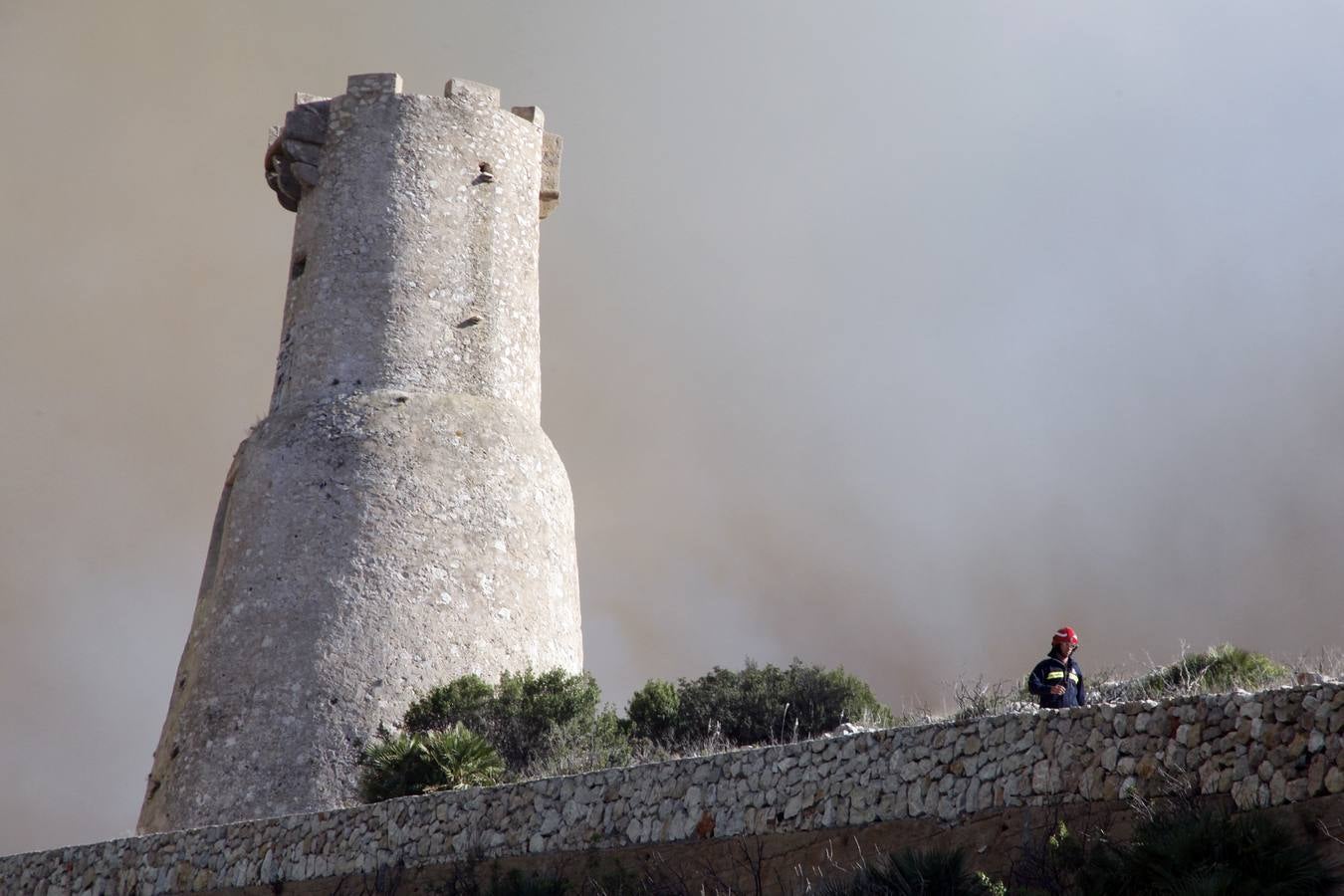 Un incendio en Xàbia y Dénia quema el Montgó y obliga a desalojar viviendas