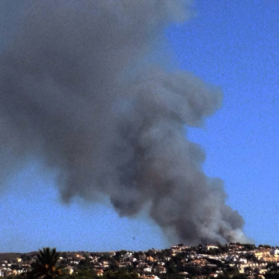 Un incendio en Xàbia y Dénia quema el Montgó y obliga a desalojar viviendas